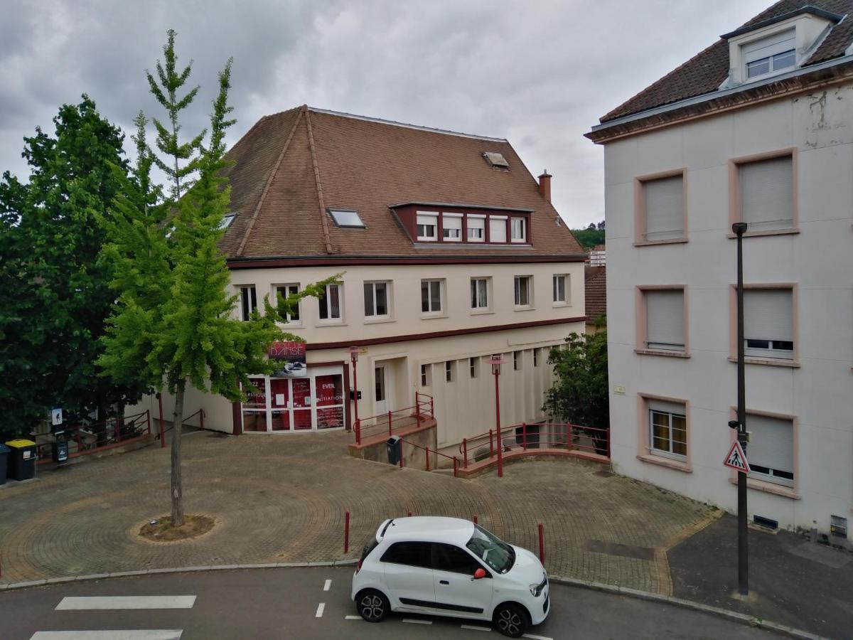Chambre Meublee Au Coeur De Ville - Chez L'Habitant Le Creusot Exterior photo