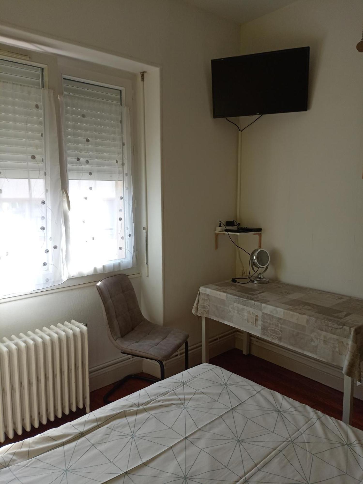 Chambre Meublee Au Coeur De Ville - Chez L'Habitant Le Creusot Exterior photo
